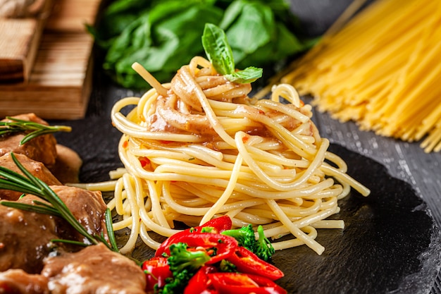 Spaghetti-Nudeln mit Kalbsfleisch-Gulasch