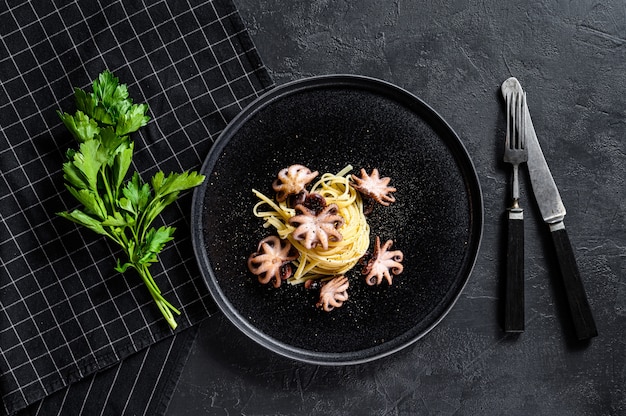 Spaghetti Nudeln mit Mini gegrillten Tintenfisch. Ansicht von oben