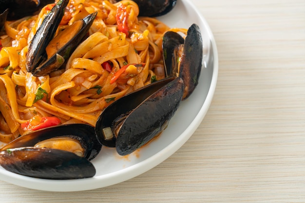 Spaghetti-Nudeln mit Muscheln oder Venusmuscheln und Tomatensauce