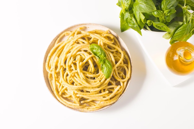 Spaghetti-Nudeln mit Pesto-Sauce, Basilikum, Cashewnüssen und Parmesan. Zutaten