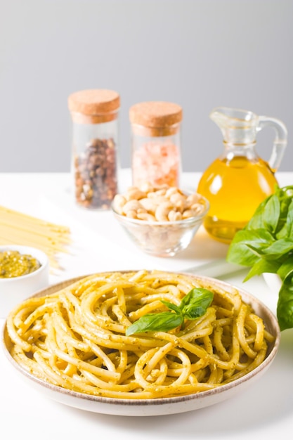 Spaghetti-Nudeln mit Pesto-Sauce, Basilikum, Cashewnüssen und Parmesan. Zutaten