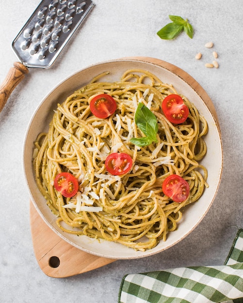 Spaghetti-Nudeln mit Pesto-Sauce und Kirschtomaten Draufsicht