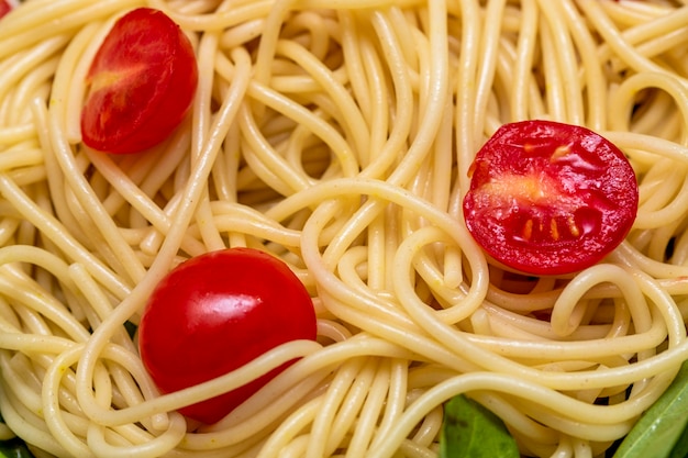 Spaghetti Nudeln mit Rucola und Kirschtomaten