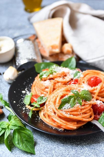 Spaghetti Nudeln mit Tomaten, Parmesan und Basilikum