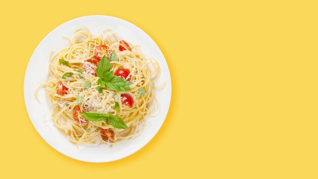 Spaghetti-Nudeln mit Tomaten und Basilikum