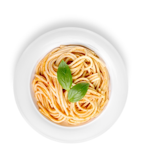 Spaghetti-Nudeln mit Tomaten und Petersilie auf dem Tisch.