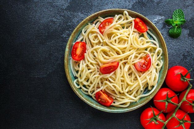 Spaghetti-Nudeln mit Tomaten