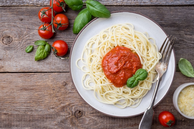 Spaghetti-Nudeln mit Tomatensauce