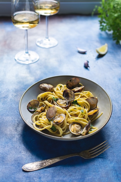 Foto spaghetti-nudeln mit vongole-muscheln