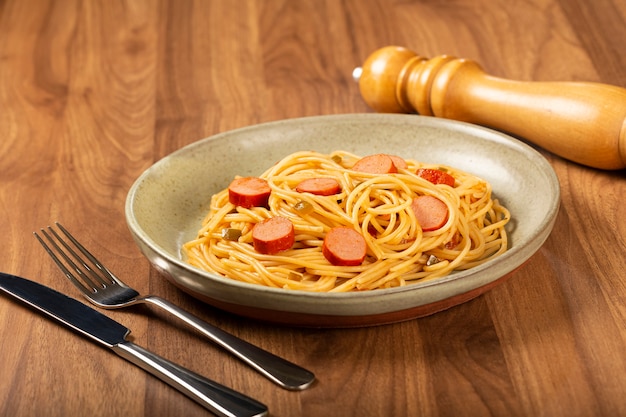 Spaghetti Nudeln mit Würstchen und Tomatensauce