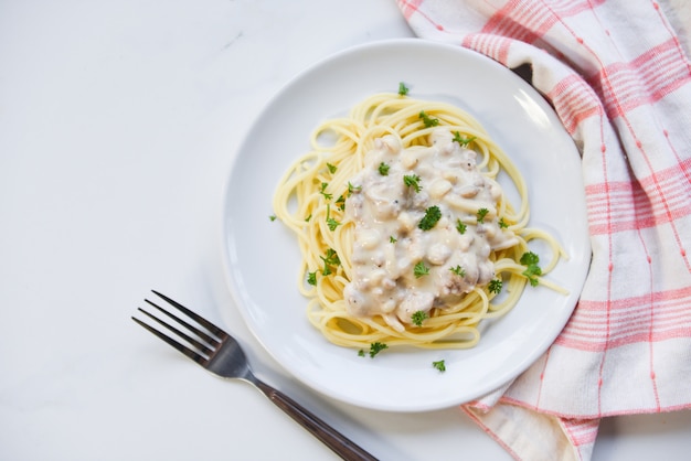 Spaghetti pasta italiana servida en un plato blanco con perejil en el restaurante comida italiana y el concepto de menú