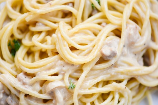 Spaghetti pasta italiana servida en un plato con perejil en el restaurante comida italiana y el concepto de menú - spaghetti carbonara, cerrar