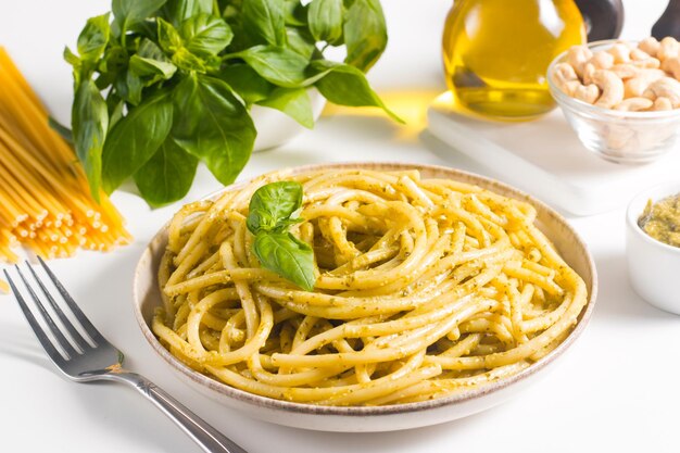 Spaghetti-Pasta mit Pesto-Sauce, Basilikum, Cashew und Parmesan Zutaten