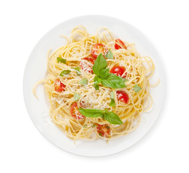 Spaghetti-Pasta mit Tomaten und Basilikum Top-View-Flachlage isoliert auf weiß