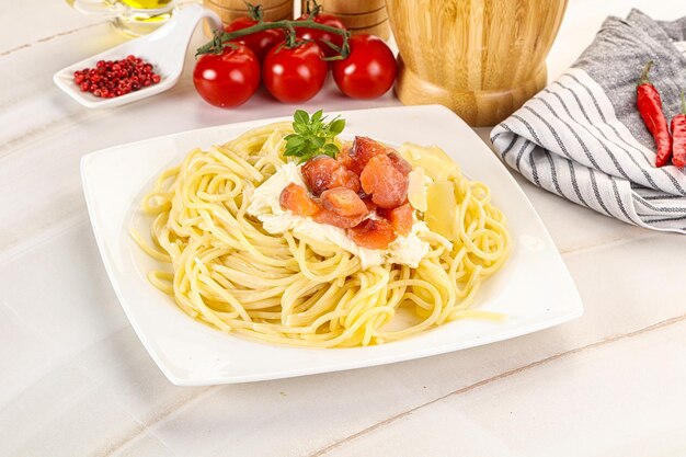 Spaghetti de pasta con salmón y queso stracciatella