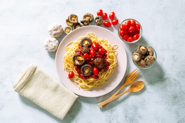 Spaghetti PastaLeckere klassische italienische Spaghetti Pasta mit Tomatensoße, Käse, Parmesan und Basilikum