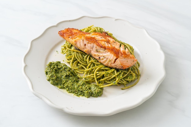 Spaghetti-Pesto mit gegrilltem Lachs - italienische Küche