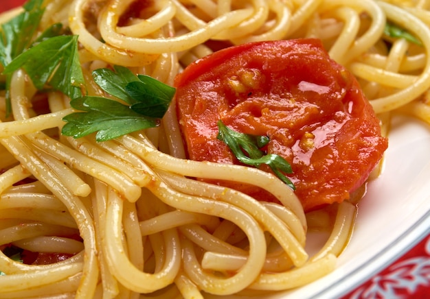 Foto spaghetti piccanti al pomodoro fresco