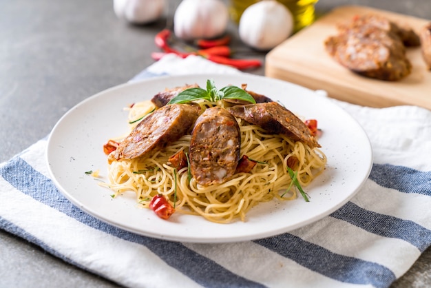 Spaghetti revuelto con Sai Aua (salchicha picante tailandesa de Notrhern)