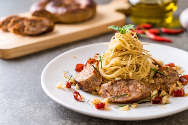 Spaghetti revuelto con Sai Aua (salchicha picante tailandesa de Notrhern)