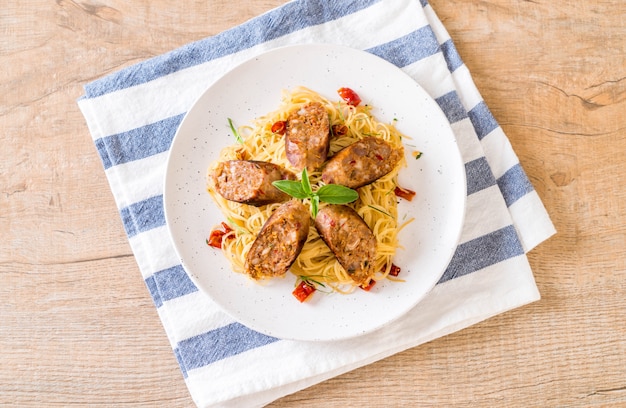 Spaghetti revuelto con Sai Aua (salchicha picante tailandesa de Notrhern)