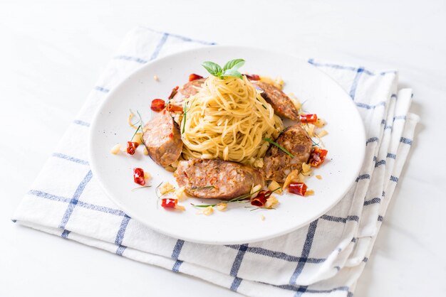 Spaghetti revuelto con Sai Aua (salchicha picante tailandesa de Notrhern)