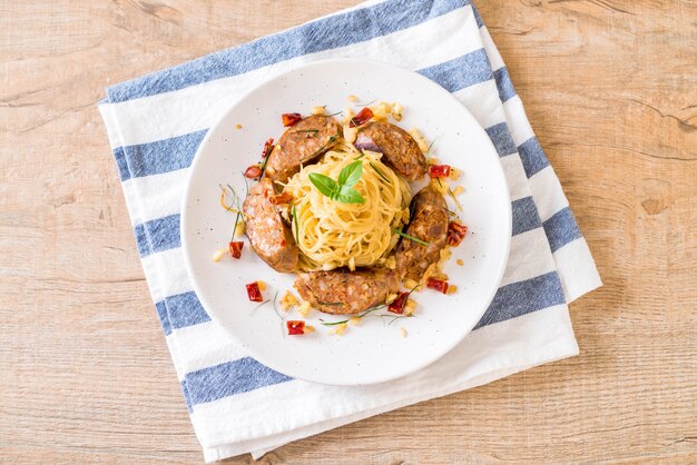 Spaghetti revuelto con Sai Aua (salchicha picante tailandesa de Notrhern)