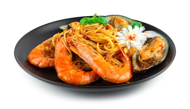 Spaghetti Seafood Bolognese Sauce Hausgemachte italienische Küche Fusion Stil Dekoration mit süßem Basilikum und geschnitzter Lauchblüte Seitenansicht