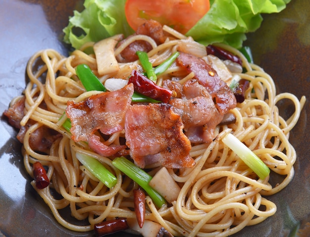 Spaghetti-Speck-Chili auf Teller