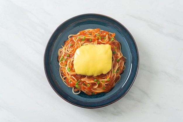 Spaghetti-Tomatensauce mit Hamburger und Käse