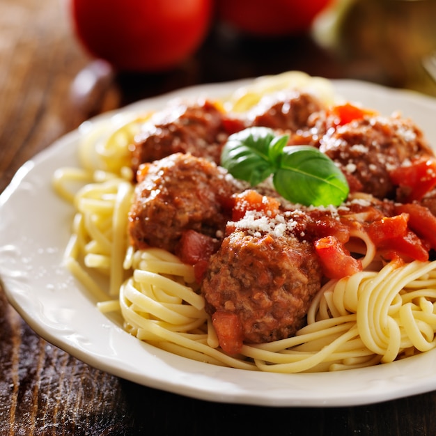 Spaghetti und Fleischbällchen mit Basilikumgarnitur