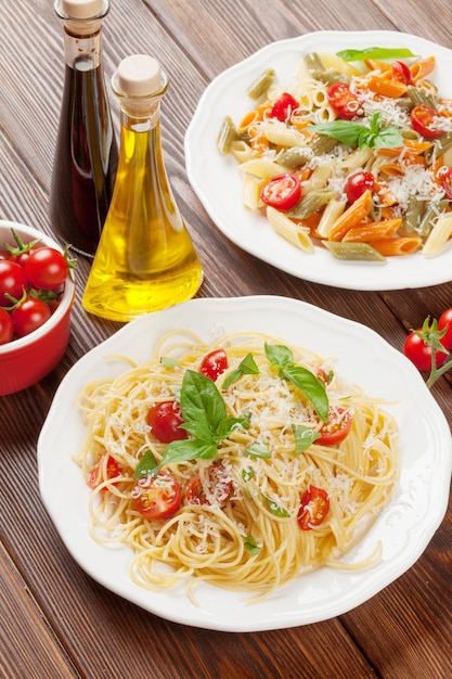 Spaghetti und Penne-Nudeln mit Tomaten und Basilikum