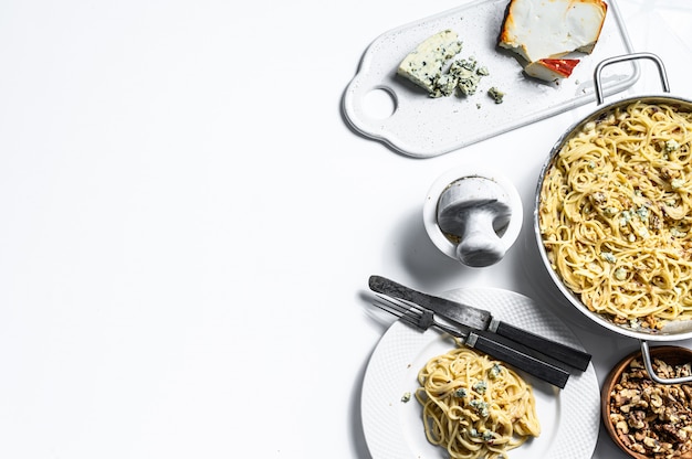 Spaghettipaste mit Sahne-Blauschimmelkäse-Sauce und Walnüssen. Italienisches hausgemachtes Essen. Konzept für ein leckeres, vegetarisches Gericht.