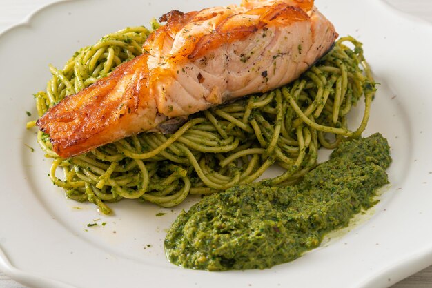 Spaghettipesto mit gegrilltem Lachs