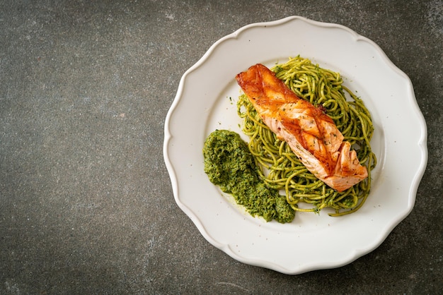 Spaghettipesto mit gegrilltem Lachs