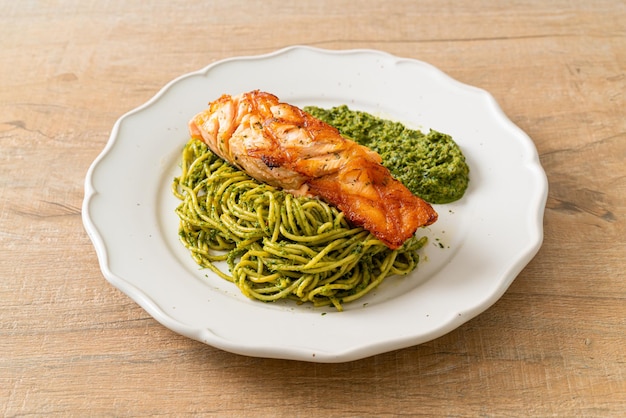 Spaghettipesto mit gegrilltem Lachs