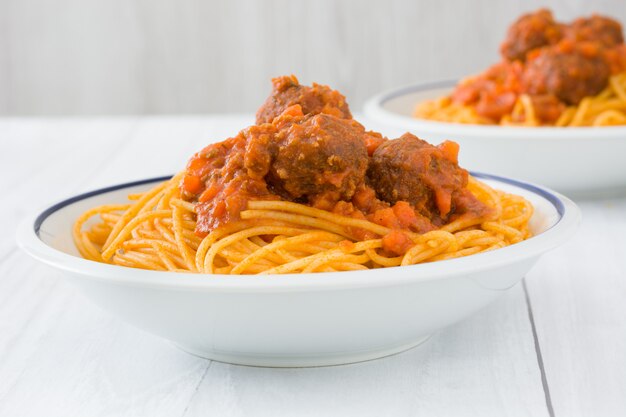 Spaghettis mit Fleischklöschen auf Holztisch