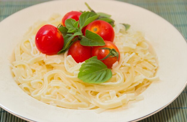 Spaghettischüssel mit Tomaten und Basilikum