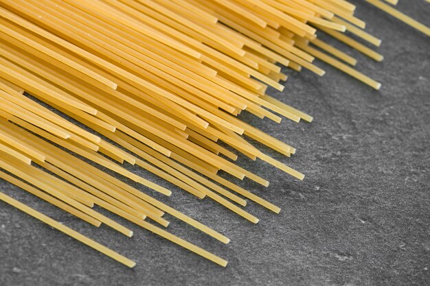 Spaghettiteigwaren lokalisiert auf Dunkelheit von oben