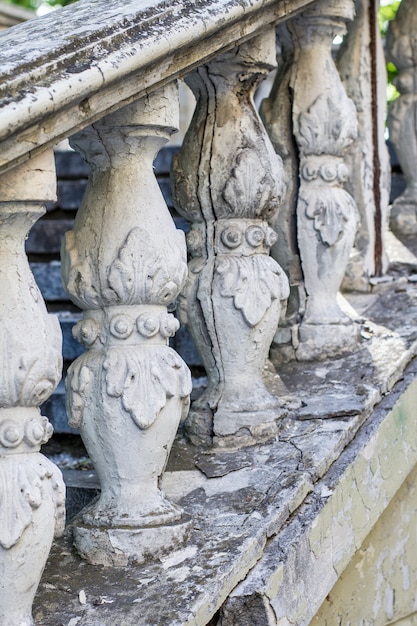 Spalten auf der alten Treppe.