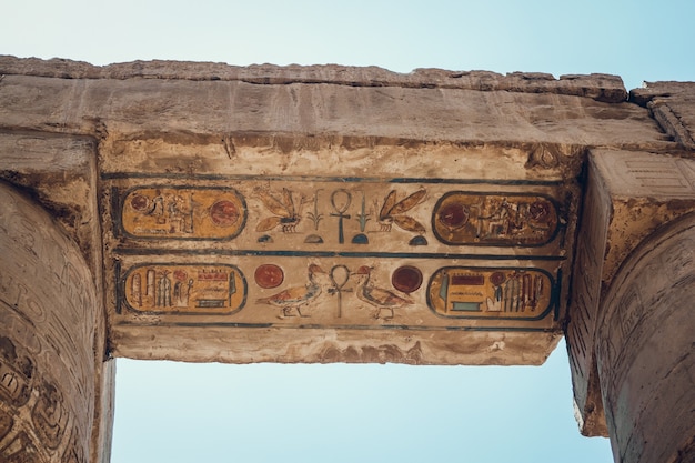 Foto spalten mit hieroglyphen im karnak-tempel in luxor, ägypten. reisen.