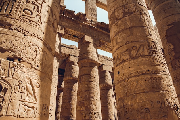 Spalten mit Hieroglyphen im Karnak-Tempel in Luxor, Ägypten. Reisen.