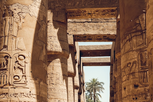 Spalten mit Hieroglyphen im Karnak-Tempel in Luxor, Ägypten. Reisen.