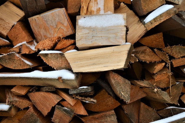 Spaltholz für Brennholz im Schnee