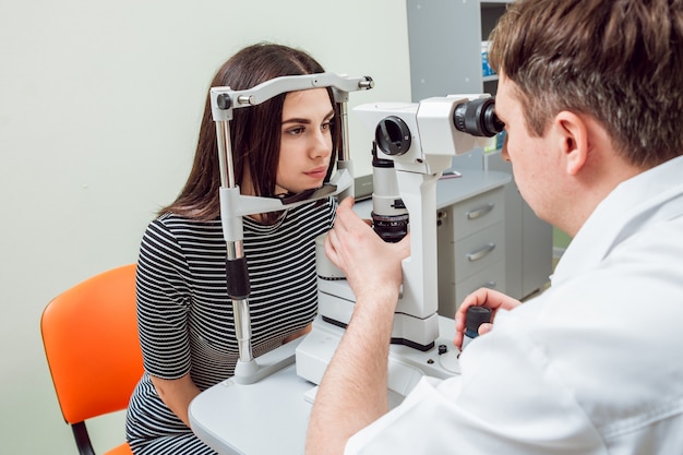 Spaltlampenuntersuchung. Biomikroskopie des vorderen Augensegments.