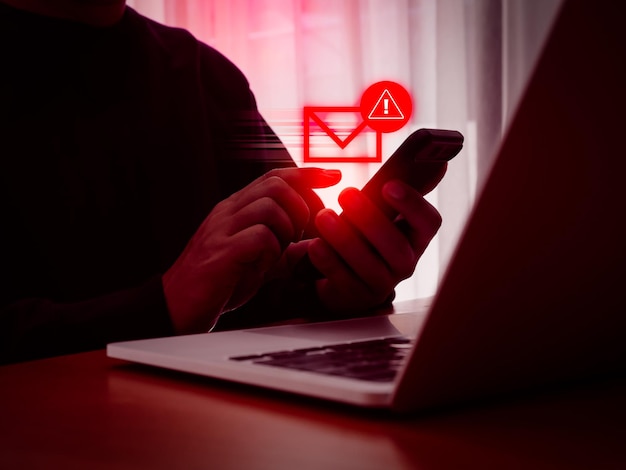 spam y mensajes de texto falsos phishing desde el concepto de estafador alerta de advertencia de SMS pirateado envío aleatorio de correo electrónico en teléfono móvil por hacker anónimo estafa propagación de virus a alerta de malware de mensaje