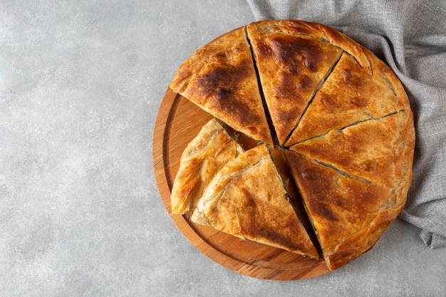 Spanakopita, griechische Blätterteigpastete mit Spinat-Feta-Käse-Füllung. Köstliche handgemachte Torten. Türkischer Name; el acmasi borek