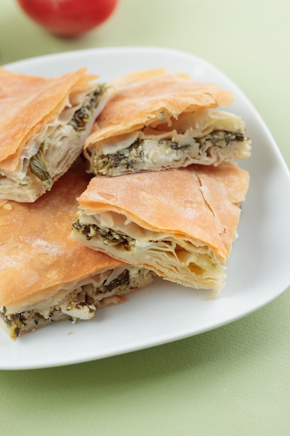 Spanakopita de pastel griego con espinacas y queso