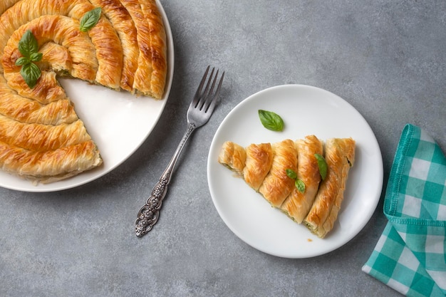 Spanakopita, torta de massa folhada grega com recheio de espinafre e queijo feta. Deliciosas tortas artesanais. nome turco; el acmasi borek, rulo borek