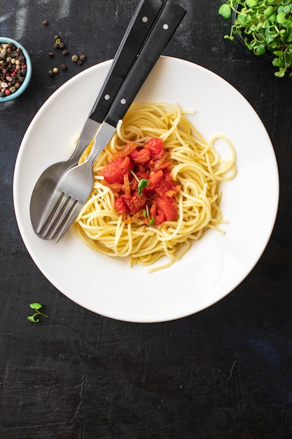 Spanetti Tomatensauce Nudelgemüse Dressing italienische Küche